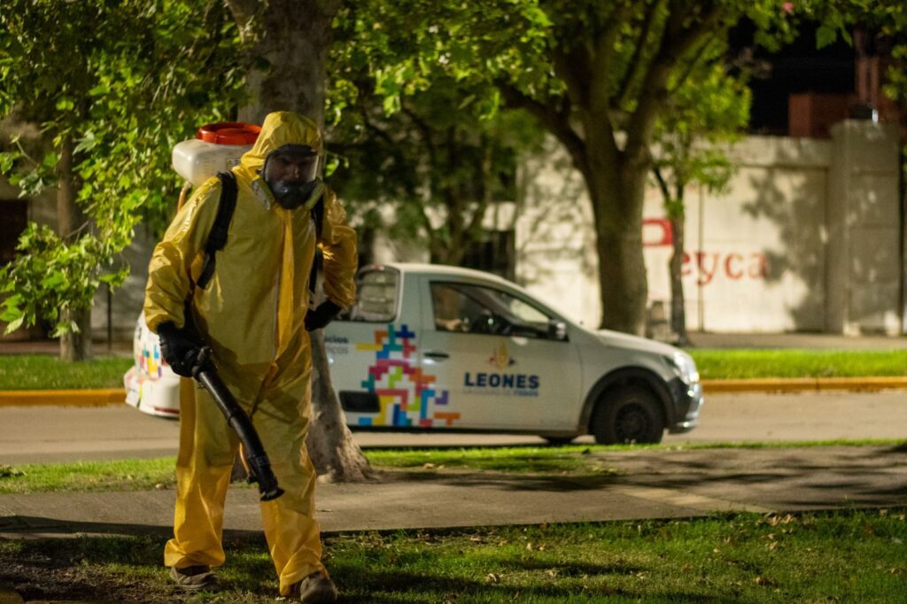 Fumigación por mosquitos en la ciudad