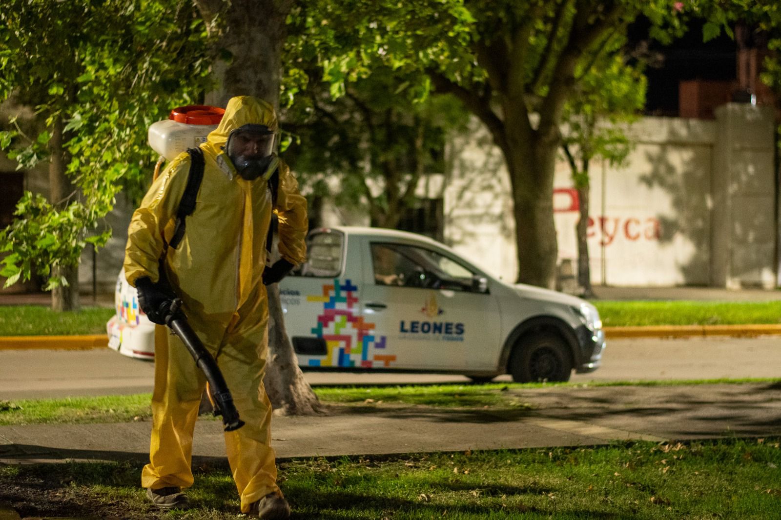 Fumigación por mosquitos en la ciudad